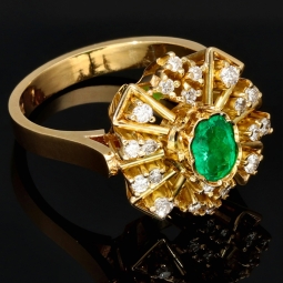 Exklusiver Ring für Damen aus massivem 18K / 750 Gold (Gelbgold) mit einem edlen, tannengrünen 0,4 ct. großen Smaragd und 20 Diamanten ( gesamt ca. 0,36 ct.)