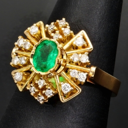 Exklusiver Ring für Damen aus massivem 18K / 750 Gold (Gelbgold) mit einem edlen, tannengrünen 0,4 ct. großen Smaragd und 20 Diamanten ( gesamt ca. 0,36 ct.)