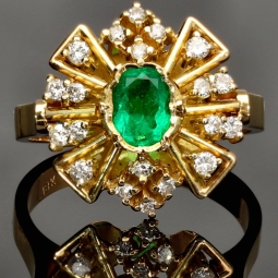 Exklusiver Ring für Damen aus massivem 18K / 750 Gold (Gelbgold) mit einem edlen, tannengrünen 0,4 ct. großen Smaragd und 20 Diamanten ( gesamt ca. 0,36 ct.)