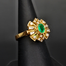 Exklusiver Ring für Damen aus massivem 18K / 750 Gold (Gelbgold) mit einem edlen, tannengrünen 0,4 ct. großen Smaragd und 20 Diamanten ( gesamt ca. 0,36 ct.)