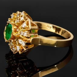 Exklusiver Ring für Damen aus massivem 18K / 750 Gold (Gelbgold) mit einem edlen, tannengrünen 0,4 ct. großen Smaragd und 20 Diamanten ( gesamt ca. 0,36 ct.)
