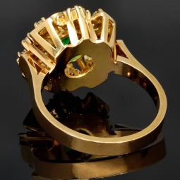 Exklusiver Ring für Damen aus massivem 18K / 750 Gold (Gelbgold) mit einem edlen, tannengrünen 0,4 ct. großen Smaragd und 20 Diamanten ( gesamt ca. 0,36 ct.)
