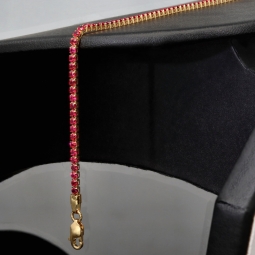 Hochwertiges produziertes 585 / 14K Gold Tennisarmband mit strahlenden pink-lila Zirkoniasteinen (ca. 18,5 cm)