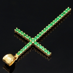 Massiver Kreuz-Anhänger aus edlem 14k / 585 Gold (Gelbgold) besetzt mit grünen, leuchtenden Zirkoniasteinen in Krappenfassungen