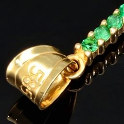Massiver Kreuz-Anhänger aus edlem 14k / 585 Gold (Gelbgold) besetzt mit grünen, leuchtenden Zirkoniasteinen in Krappenfassungen