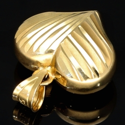 Herz-Anhänger mit feinen Verzierungen aus glänzendem 585 / 14K Gelbgold