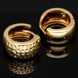 Funkelnde Mini-Creolen / Ohrringe aus edlem 585 14K Gold in stilvollem halb poliertem und halb rautiertem Design