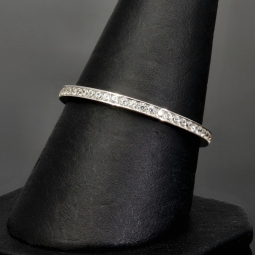 Memory-Ring mit Zirkoniasteinen aus 585 14K Gold - Ring in Weißgold mit funkelnden weißen Zirkonia bestückt Ringgröße ca. 56-57