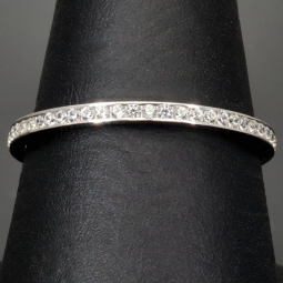 Memory-Ring mit Zirkoniasteinen aus 585 14K Gold - Ring in Weißgold mit funkelnden weißen Zirkonia bestückt Ringgröße ca. 56-57