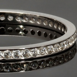 Memory-Ring mit Zirkoniasteinen aus 585 14K Gold - Ring in Weißgold mit funkelnden weißen Zirkonia bestückt Ringgröße ca. 56-57