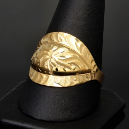 Ring aus Gold mit einzigartigem Dekor kunstvoll gestaltet aus edlem 585 14K Gelbgold