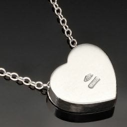 Extravagantes Schmuck-Set bestehend aus einer hochwertigen Weißgold (18K / 750 Gold)  - Ankerkette (ca. 45cm) und einem Herz-Anhänger, bestückt mit zahlreichen Diamanten