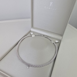 Wellendorff Markenschmuck: Beeindruckendes Collier PRINZESSE / Seidenkordel, mit filigraner Struktur aus hochwertigem Gold in ca 43 cm Länge (18K / 750 Weißgold, ca. 78,6g) mit Brillantanhänger (ca. 0,017 ct.)