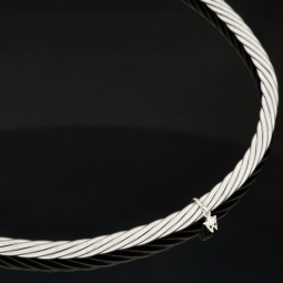 Wellendorff Markenschmuck: Beeindruckendes Collier PRINZESSE / Seidenkordel, mit filigraner Struktur aus hochwertigem Gold in ca 43 cm Länge (18K / 750 Weißgold, ca. 78,6g) mit Brillantanhänger (ca. 0,017 ct.)