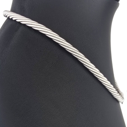 Wellendorff Markenschmuck: Beeindruckendes Collier PRINZESSE / Seidenkordel, mit filigraner Struktur aus hochwertigem Gold in ca 43 cm Länge (18K / 750 Weißgold, ca. 78,6g) mit Brillantanhänger (ca. 0,017 ct.)