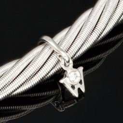 Wellendorff Markenschmuck: Beeindruckendes Collier PRINZESSE / Seidenkordel, mit filigraner Struktur aus hochwertigem Gold in ca 43 cm Länge (18K / 750 Weißgold, ca. 78,6g) mit Brillantanhänger (ca. 0,017 ct.)