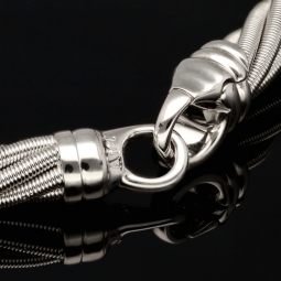 Wellendorff Markenschmuck: Beeindruckendes Collier PRINZESSE / Seidenkordel, mit filigraner Struktur aus hochwertigem Gold in ca 43 cm Länge (18K / 750 Weißgold, ca. 78,6g) mit Brillantanhänger (ca. 0,017 ct.)