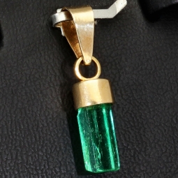 Funkelnder Smaragdkristall-Anhänger in hochwertigem 18K / 750 Gold (Gelbgold) gefasst - Einzelstück in Handarbeit hergestellt