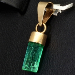 Funkelnder Smaragdkristall-Anhänger in hochwertigem 18K / 750 Gold (Gelbgold) gefasst - Einzelstück in Handarbeit hergestellt