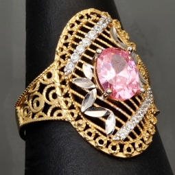 Kunstvoll gearbeiteter Ring für Damen aus edlem Gold (14K 585 Gelbgold) mit filigranem Muster, besetzt mit einem funkelnden, pinken Zirkoniastein in RG 56-57