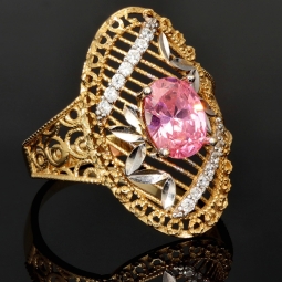 Kunstvoll gearbeiteter Ring für Damen aus edlem Gold (14K 585 Gelbgold) mit filigranem Muster, besetzt mit einem funkelnden, pinken Zirkoniastein in RG 56-57