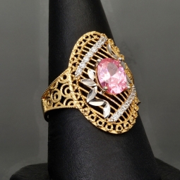 Kunstvoll gearbeiteter Ring für Damen aus edlem Gold (14K 585 Gelbgold) mit filigranem Muster, besetzt mit einem funkelnden, pinken Zirkoniastein in RG 56-57