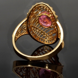 Kunstvoll gearbeiteter Ring für Damen aus edlem Gold (14K 585 Gelbgold) mit filigranem Muster, besetzt mit einem funkelnden, pinken Zirkoniastein in RG 56-57