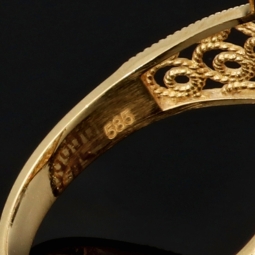 Kunstvoll gearbeiteter Ring für Damen aus edlem Gold (14K 585 Gelbgold) mit filigranem Muster, besetzt mit einem funkelnden, pinken Zirkoniastein in RG 56-57