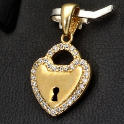Gold-Anhänger in Herzdesign mit kleinem Schlüsselloch aus 14K / 585 Gold mit leuchtenden Zirkoniasteinen