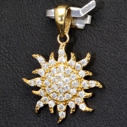 Funkelnder Anhänger aus 585 / 14 Karat Gold mit dem Motiv der Sonne, besetzt mit feinen Zirkonia