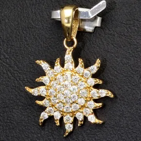 Funkelnder Anhänger aus 585 / 14 Karat Gold mit dem Motiv der Sonne, besetzt mit feinen Zirkonia