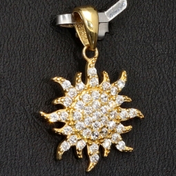 Funkelnder Anhänger aus 585 / 14 Karat Gold mit dem Motiv der Sonne, besetzt mit feinen Zirkonia