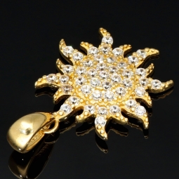 Funkelnder Anhänger aus 585 / 14 Karat Gold mit dem Motiv der Sonne, besetzt mit feinen Zirkonia