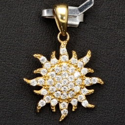 Funkelnder Anhänger aus 585 / 14 Karat Gold mit dem Motiv der Sonne, besetzt mit feinen Zirkonia