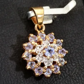 Kleiner, edler Anhänger aus edlem Gold (9K 375 Gelbgold) mit leuchtenden Zirkonia besetzt