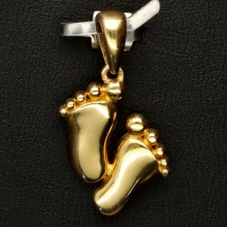 Hochwertig verarbeiteter Babyfüßchen-Anhänger aus funkelndem 585 / 14K Gold
