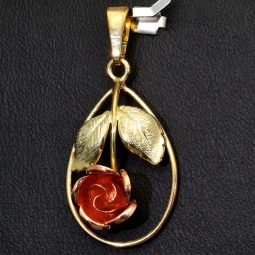 Fein detaillierter Anhänger in Form einer Rose mit filigranen Details, hochwertig gearbeitet aus 333er 8K Bicolor Gold