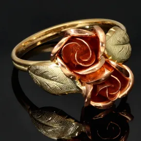 Ring aus 333 / 8 Karat Bicolor Gold (Gelbgold und Roségold) mit dem Motiv zweier Rosen mit feinen Details, hochwertig gearbeitet in Ringgröße ca. 57