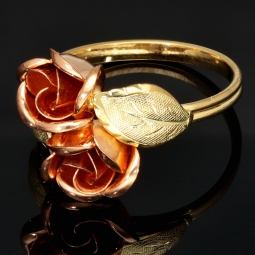 Ring aus 333 / 8 Karat Bicolor Gold  (Gelbgold und Roségold) mit dem Motiv zweier Rosen mit feinen Details, hochwertig gearbeitet in Ringgröße ca. 57