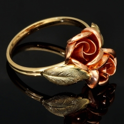 Ring aus 333 / 8 Karat Bicolor Gold  (Gelbgold und Roségold) mit dem Motiv zweier Rosen mit feinen Details, hochwertig gearbeitet in Ringgröße ca. 57
