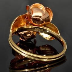 Ring aus 333 / 8 Karat Bicolor Gold  (Gelbgold und Roségold) mit dem Motiv zweier Rosen mit feinen Details, hochwertig gearbeitet in Ringgröße ca. 57