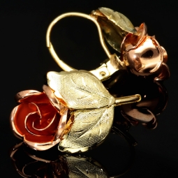 Ohrringe aus edlem 333 / 8 Karat Bicolor Gold  (Gelbgold und Roségold) mit dem Rosen-Motiv mit filigranen Details