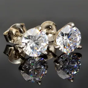 Zeitlos schöne Ohrstecker aus rhodiniertem 925er Sterling Silber, die mit brillant geschliffenen Zirkonia (Diamantimitation)