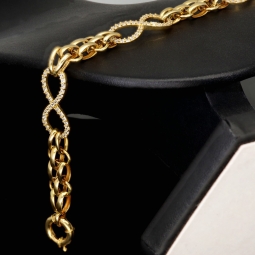 Exklusives Goldarmband mit eingearbeiteten Unendlichkeits-Elementen präzise besetzt mit weißen Zirkoniasteinen in 585 14K Gold in (ca. 20 cm Länge, ca. 9 mm Breite)