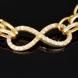 Exklusives Goldarmband mit eingearbeiteten Unendlichkeits-Elementen präzise besetzt mit weißen Zirkoniasteinen in 585 14K Gold in (ca. 20 cm Länge, ca. 9 mm Breite)