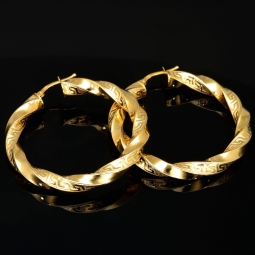Funkelnde Twist-Creolen in edlem, fein gravierten Greco - Design aus hochwertigem 585er / 14K Gold