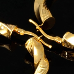 Funkelnde Twist-Creolen in edlem, fein gravierten Greco - Design aus hochwertigem 585er / 14K Gold