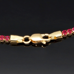 Fein gearbeitetes Tennisarmband aus edlem 585 / 14K Gold mit funkelnden pink-lila Zirkoniasteinen besetzt (ca. 17,5 cm)