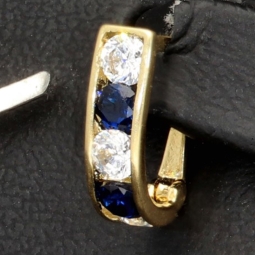 Stylische Ohrringe / Mini Creolen bestückt mit leuchtenden Zirkoniasteinen aus hochwertigen 585 / 14K Gold