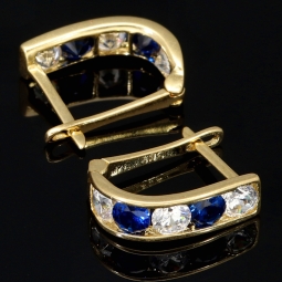 Stylische Ohrringe / Mini Creolen bestückt mit leuchtenden Zirkoniasteinen aus hochwertigen 585 / 14K Gold